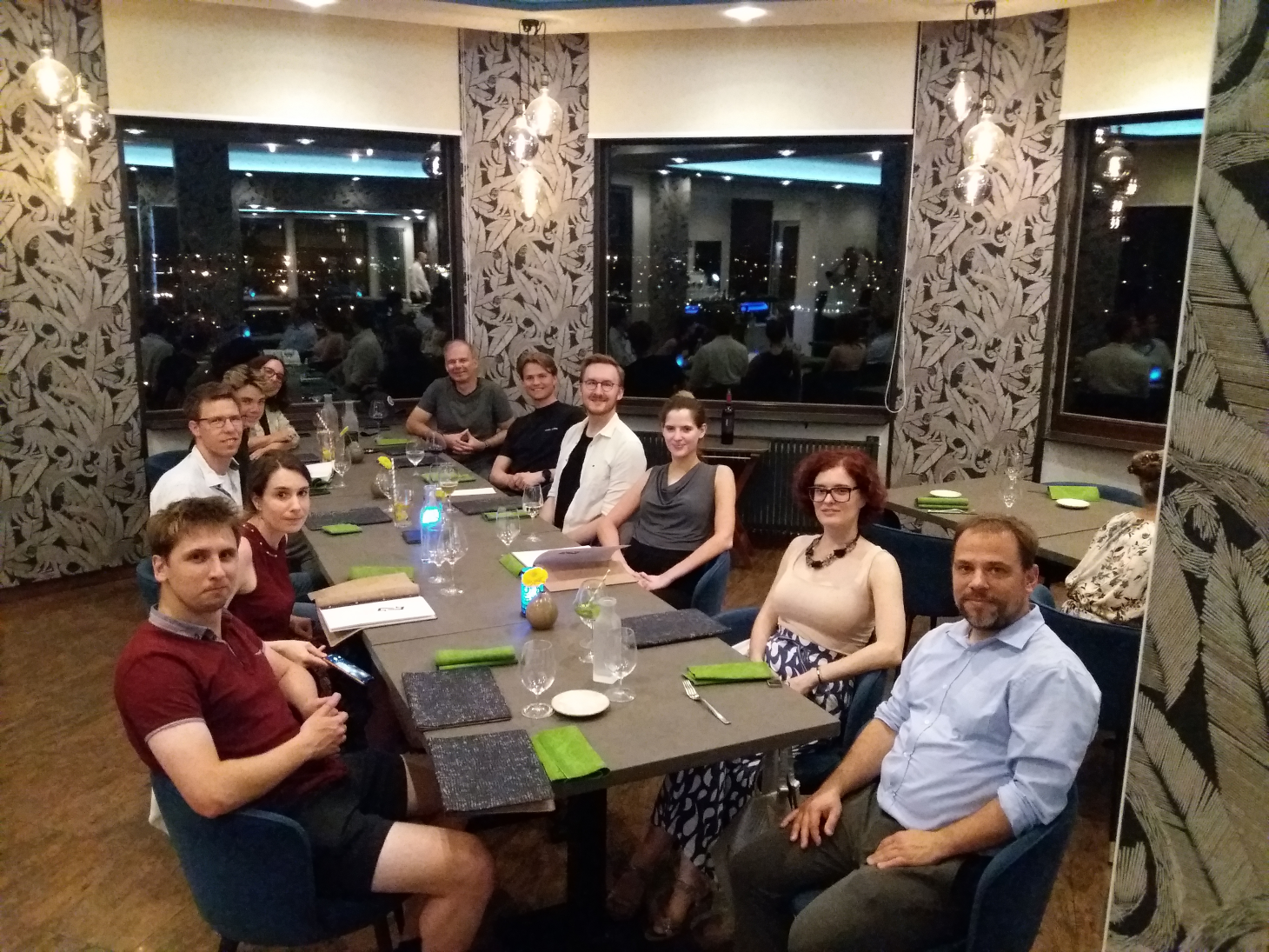 A SOTE Erasmus projektjének résztvevői egy asztalnál ülnek